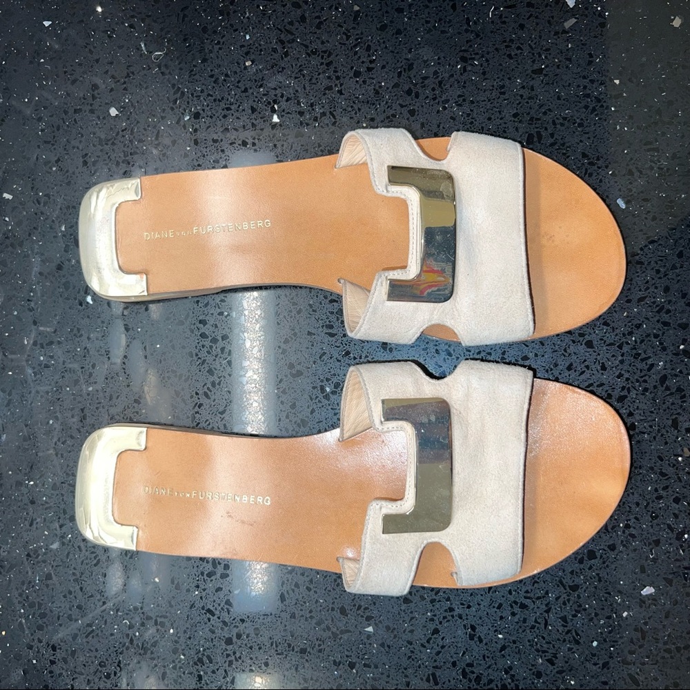 DIANE VON FURSTENBERG Beige Suede Flat Sandals with Gold Detail SZ 7